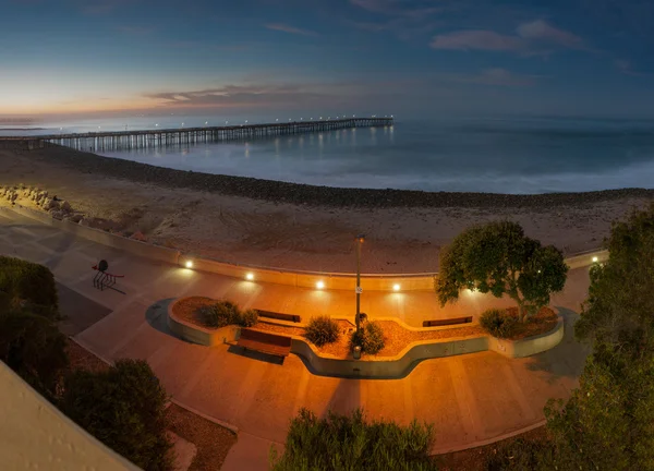 Paseo marítimo iluminado por las luces y el sol de la mañana . — Foto de Stock