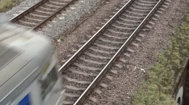 Banliyö tren yukarıdan Shot ile geçen