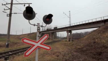 Bir tren bekliyorsun demiryolu geçişi