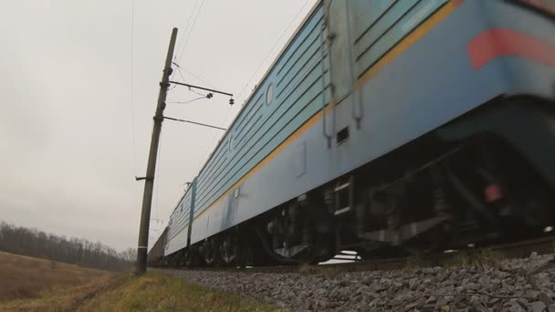 Tren de carga viene rápido — Vídeo de stock