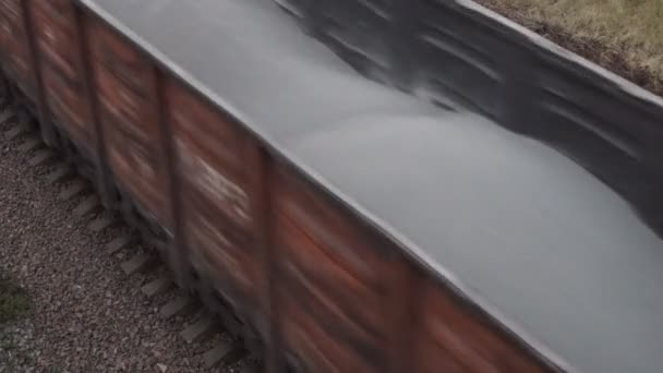 Tren de carga pasando por tiro desde arriba — Vídeos de Stock