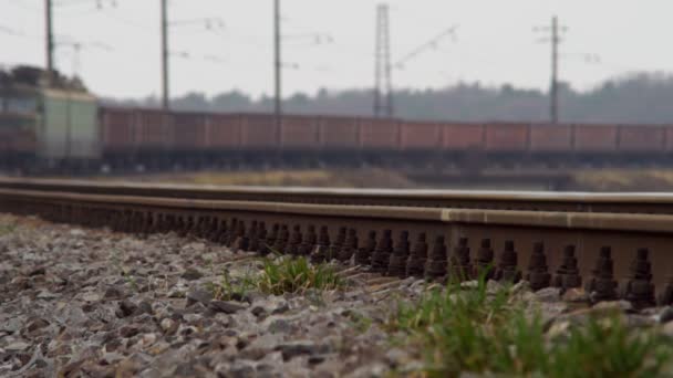 Ruedas del tren de mercancías en funcionamiento Primer plano — Vídeo de stock