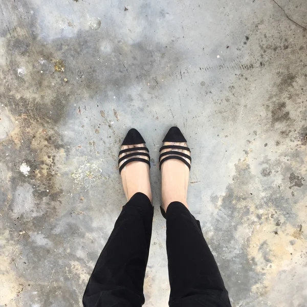 Nő visel fekete nadrág és fekete magas sarkú cipő, a régi város — Stock Fotó