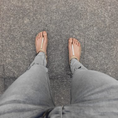 Flop veya arka plan üzerinde ayakta terlik giyen kadın çevirme