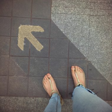 Flop veya arka plan üzerinde ayakta terlik giyen kadın çevirme