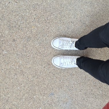 Beyaz spor ayakkabı ayakkabı zemin üstüne yürüyüş görüntülemek