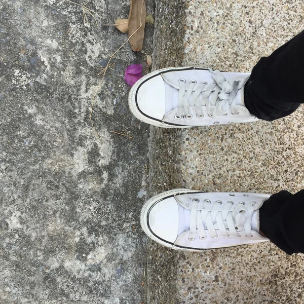 Białe tenisówki buty spaceru na ziemi góry Zobacz — Zdjęcie stockowe
