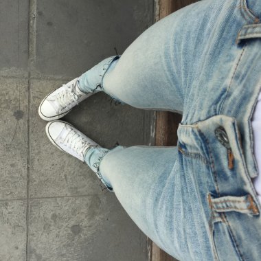 Ayak ve bacaklar yukarıda da görüleceği. Selfie