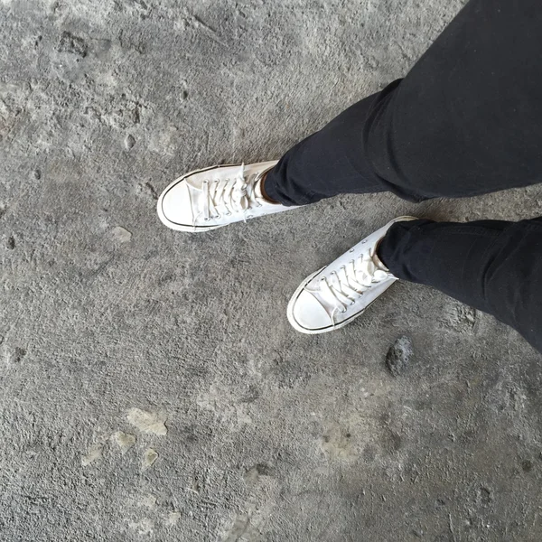 床の上を歩くスニーカー — ストック写真
