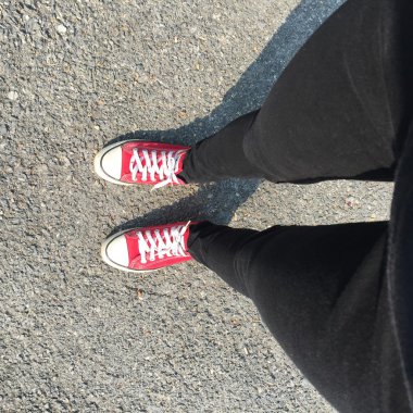 Ayak kavramı, kırmızı spor ayakkabılar genç kişi yukarıda 