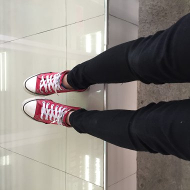 Ayak kavramı, kırmızı spor ayakkabılar genç kişi yukarıda 