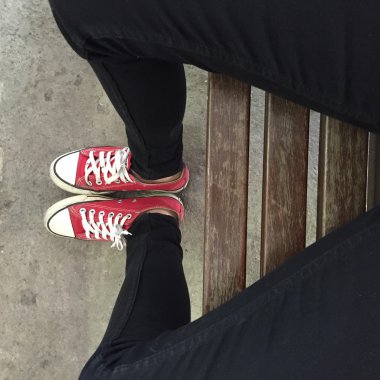 Ayak kavramı, kırmızı spor ayakkabılar genç kişi yukarıda 