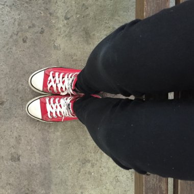 Ayak kavramı, kırmızı spor ayakkabılar genç kişi yukarıda 