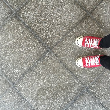 Ayak kavramı, kırmızı spor ayakkabılar genç kişi yukarıda 