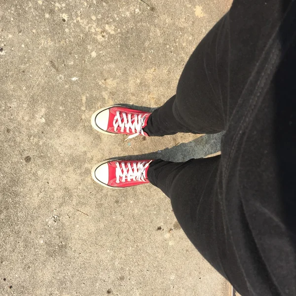 Füße von oben, Teenager in roten Turnschuhen — Stockfoto