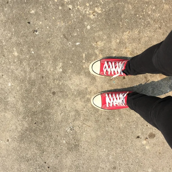 Piedi dall'alto Concetto, Adolescente persona in scarpe da ginnastica rosse — Foto Stock