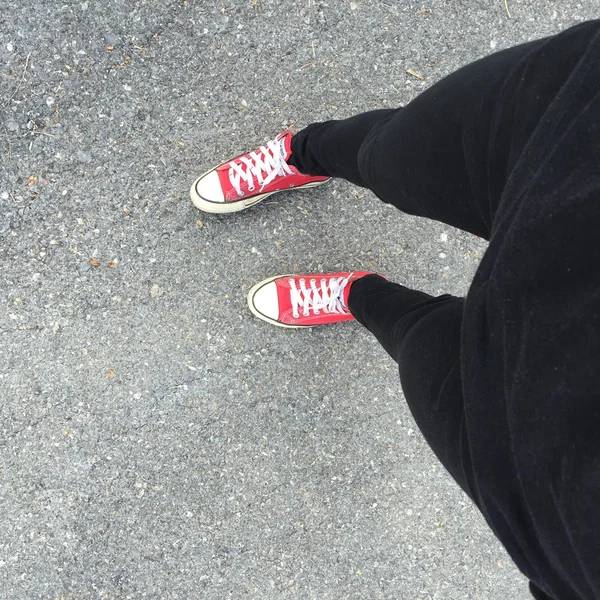 Pies desde arriba Concepto, Persona adolescente en zapatillas rojas —  Fotos de Stock
