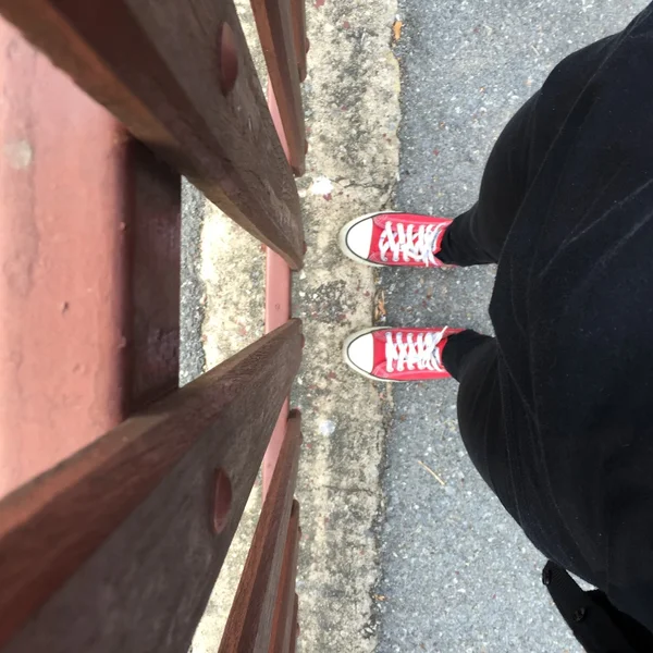 Pies desde arriba Concepto, Persona adolescente en zapatillas rojas —  Fotos de Stock