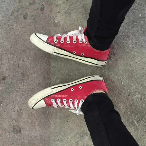 Fötter från ovan koncept, Teenage Person i röda Sneakers — Stockfoto