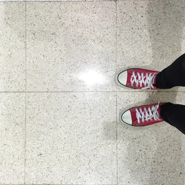 Láb felülről koncepció, tizenéves, aki piros cipők — Stock Fotó