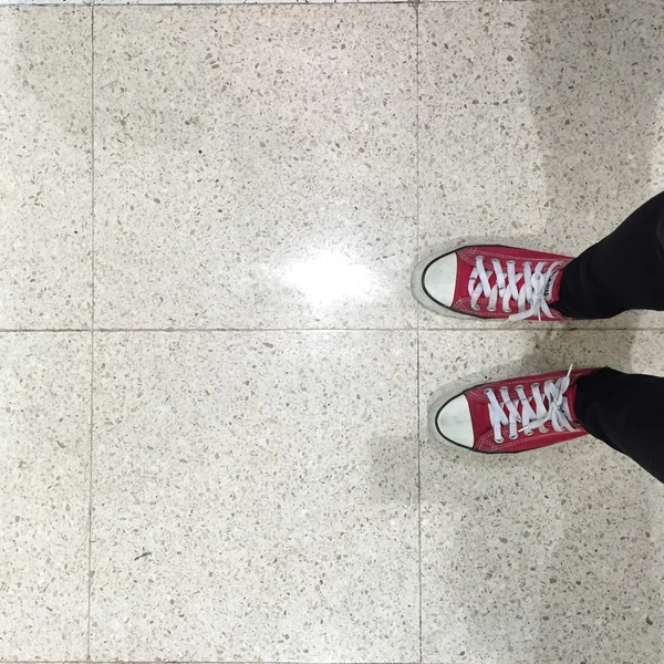 Pés de cima conceito, pessoa adolescente em tênis vermelho — Fotografia de Stock