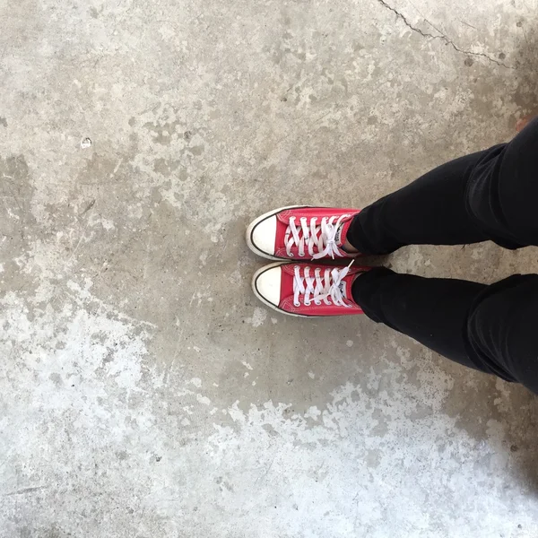 Láb felülről koncepció, tizenéves, aki piros cipők — Stock Fotó