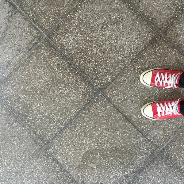 Fötter från ovan koncept, Teenage Person i röda Sneakers — Stockfoto