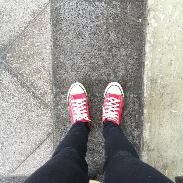 Pies desde arriba Concepto, Persona adolescente en zapatillas rojas —  Fotos de Stock