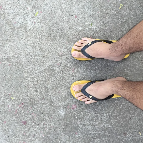 Abstratos pés sapatos de pé no antigo concreto . — Fotografia de Stock