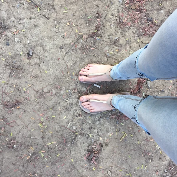 Sapatos de ouro de mulher e espaço livre — Fotografia de Stock