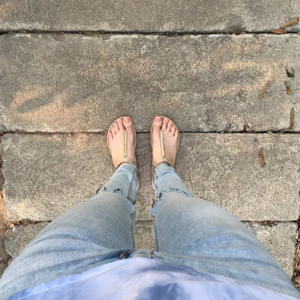 Zapatos dorados de mujer y espacio libre —  Fotos de Stock