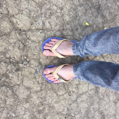 Eski Concreat üzerinde duran soyut Feet Ayakkabı.