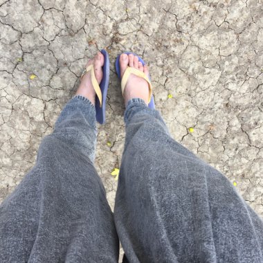 Eski Concreat üzerinde duran soyut Feet Ayakkabı.