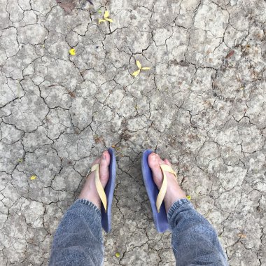 Eski Concreat üzerinde duran soyut Feet Ayakkabı.