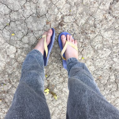 Eski Concreat üzerinde duran soyut Feet Ayakkabı.