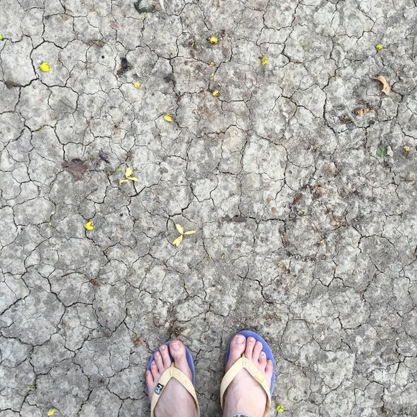 Eski Concreat üzerinde duran soyut Feet Ayakkabı. — Stok fotoğraf