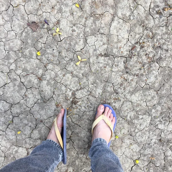 古い芯の上に立って抽象足靴. — ストック写真