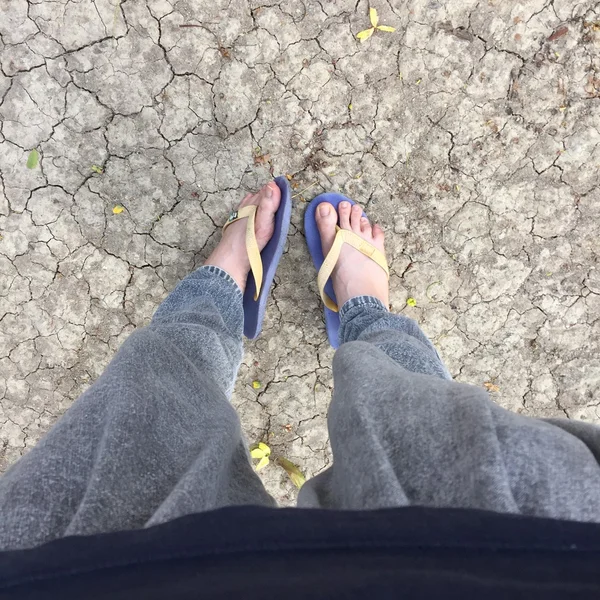 Scarpe astratte piedi in piedi su vecchio calcestruzzo . — Foto Stock