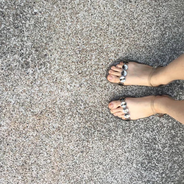 Sapatos de prata de mulher e espaço livre — Fotografia de Stock