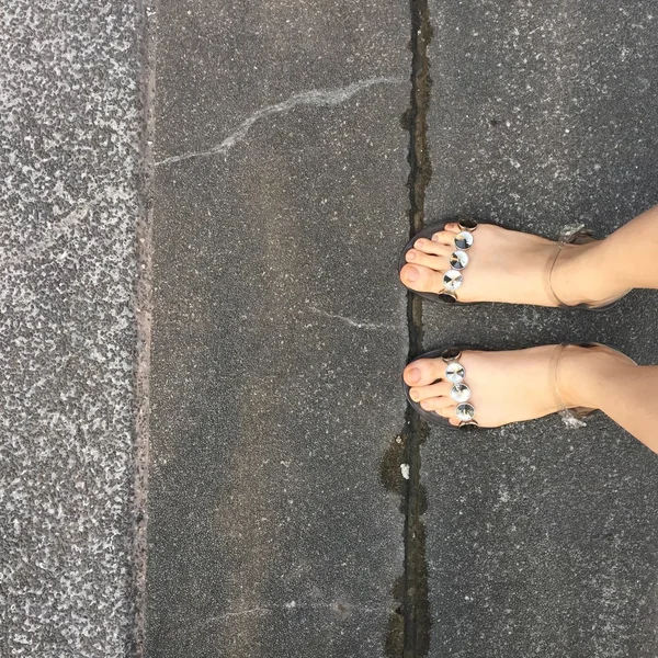 Scarpe in argento di donna e spazio libero — Foto Stock