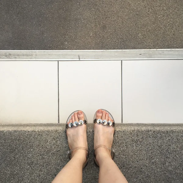 Серебряные туфли женщины и свободное пространство — стоковое фото