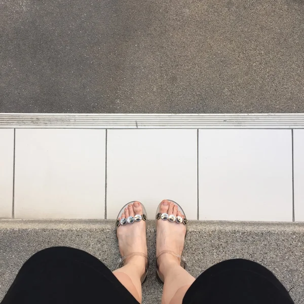 Zapatos de plata de mujer y espacio libre —  Fotos de Stock