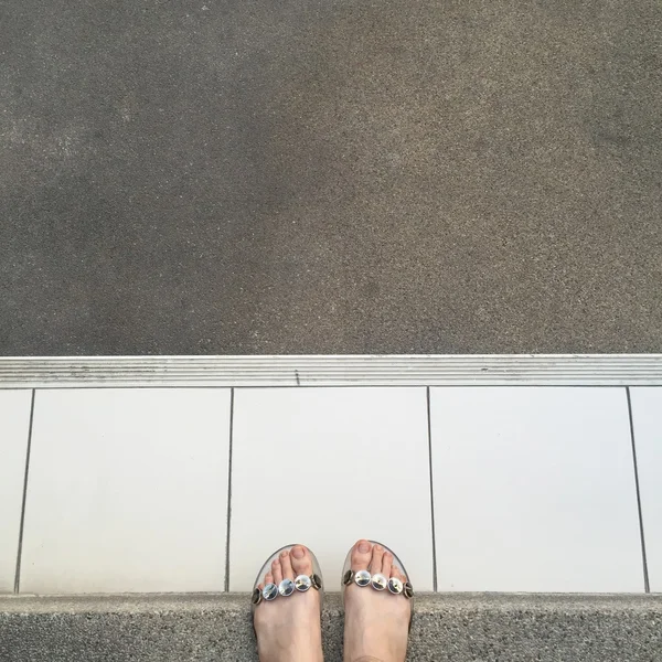 Срібне взуття жінки і вільний простір — стокове фото