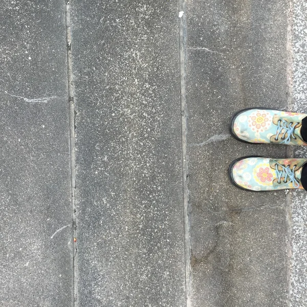 Деталь ботинок на лодыжке в метро — стоковое фото