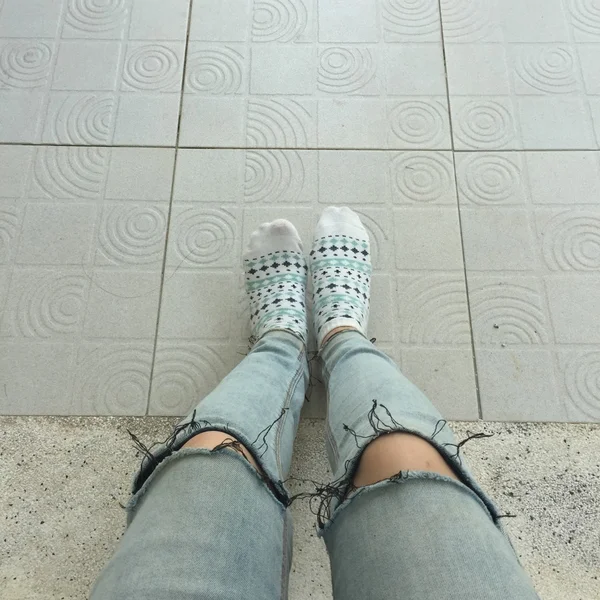 Selfie stóp na sobie białe skarpety vintage na podłoże podłogi, dżinsy i stopy — Zdjęcie stockowe