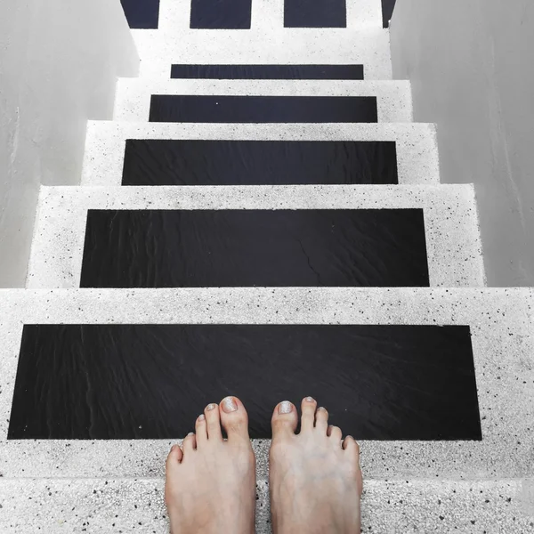 Γυναικεία πόδια σε πόδια στέκονται σε εξωτερικές πέτρινες σκάλες πρώτου προσώπου θέα — Φωτογραφία Αρχείου