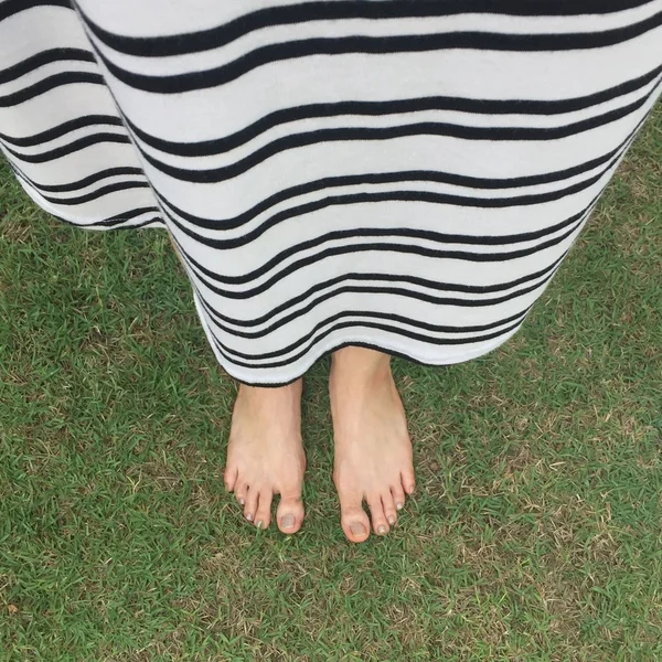 Selfie de mujer pies desnudos en el suelo — Foto de Stock