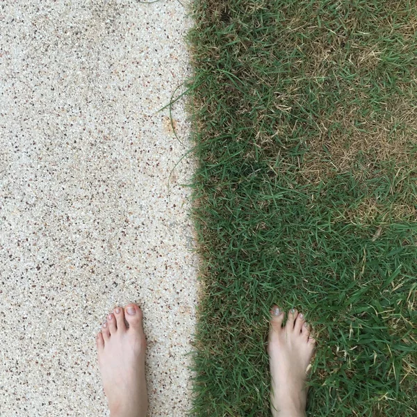 Concept foto van barefoot versus gras versus asfalt — Stockfoto