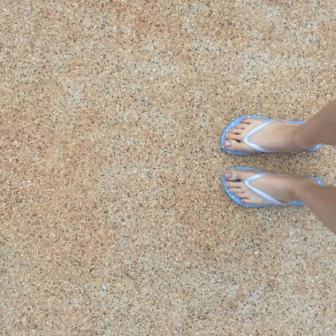 Parlak flip flop ve bacaklar yere closeup 
