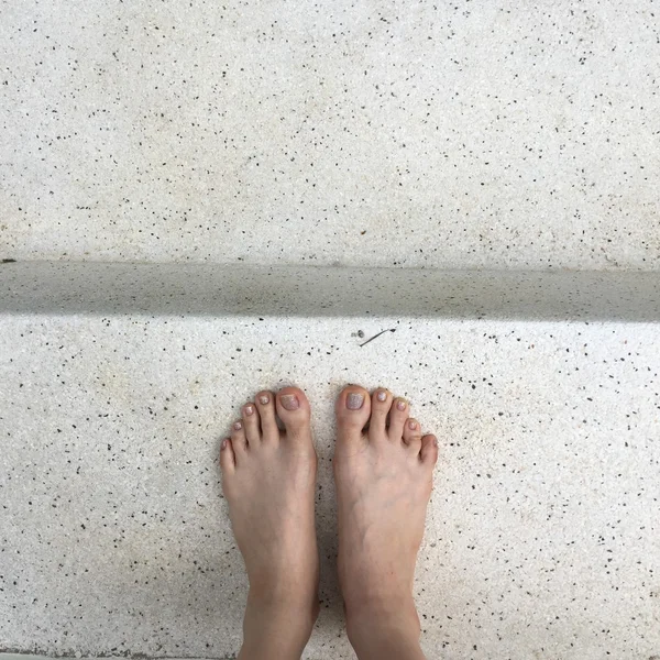 Selfie de femme pieds nus sur le sol — Photo